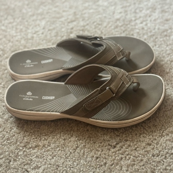 Clark’s Cushion Soft Cloudsteppers Flip Flops - Picture 2 of 6